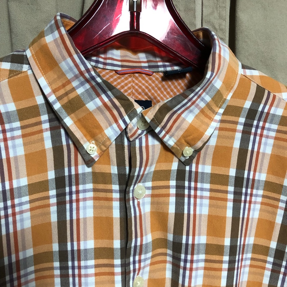 IZOD Men’s Long Sleeve Button Down Plaid Shirt. LG